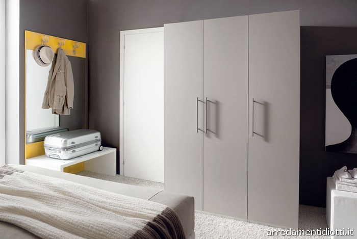 Seipersei-camera-hotel-panchetta-porta-valigie-armadio-battente-big